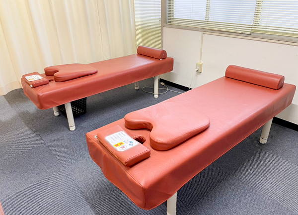 あい鍼灸・接骨院　袋原院(落ち着いた色合いのベッドです)