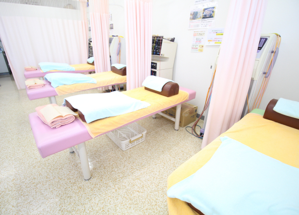 浜田接骨院(落ち着いた色合いの施術室！)