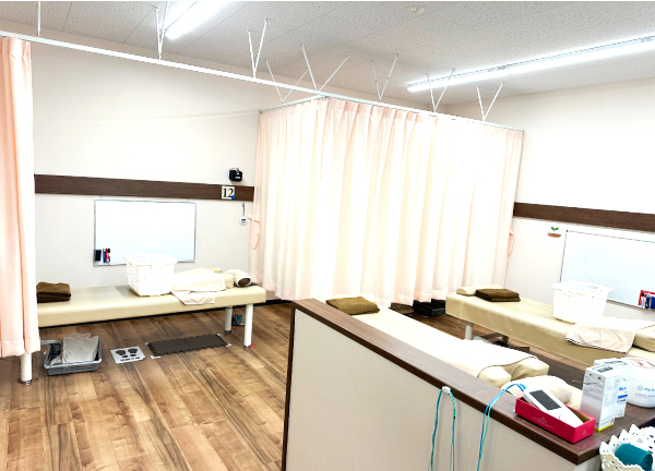 柏駅東口接骨院【鍼灸】(カーテンで仕切って施術をおこないます。)