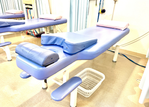 大岡山すみれ鍼灸整骨院(落ち着いた色合いのベッドです)