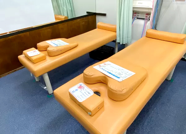 ふたば鍼灸整骨院(落ち着いた色合いのベッドです)