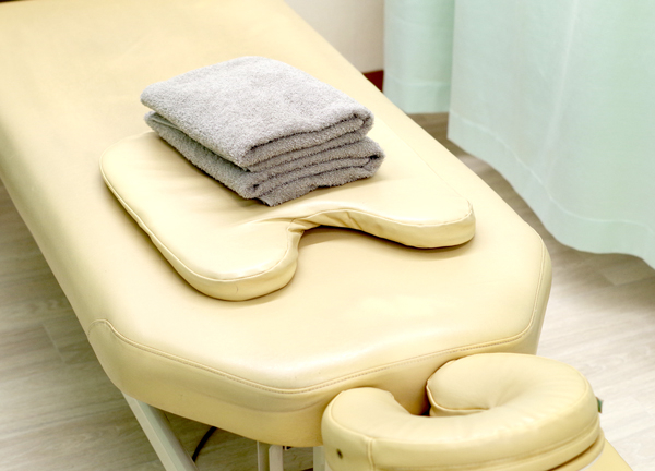 リーフ整骨院　元住吉院(施術ベッドごとにカーテンで分けられているので、プライバシーにも配慮。)