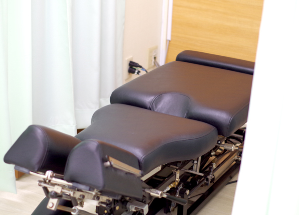 リーフ整骨院　元住吉院(矯正施術に使用するトムソンベッドでお身体のゆがみを調整します。)