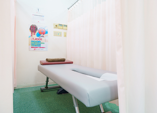 あい鍼灸院・接骨院　桃谷駅院(施術中はカーテンで仕切れます)