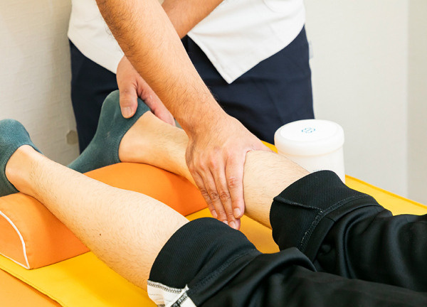 はばたき鍼灸整骨院(もみほぐしで血行を促進し、むくみを解消に導きます。)