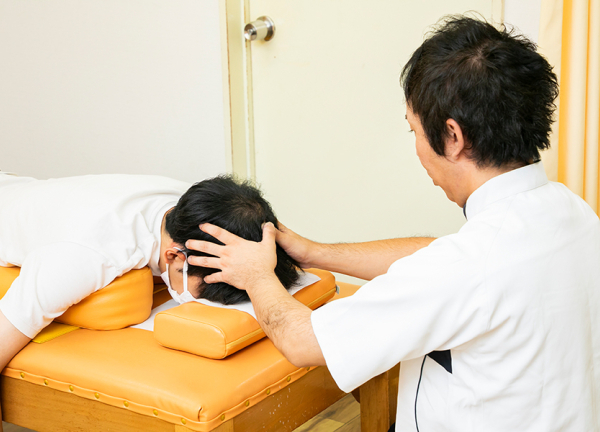 はばたき鍼灸整骨院(緊張した頭部の筋肉を弛緩します。)