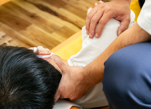 はばたき鍼灸整骨院(デスクワークなどの肩こりを緩和します。)
