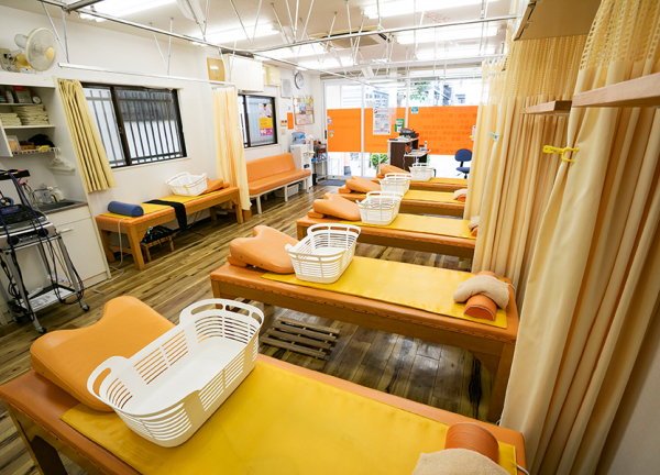 はばたき鍼灸整骨院(カーテンで仕切ることが可能です。)