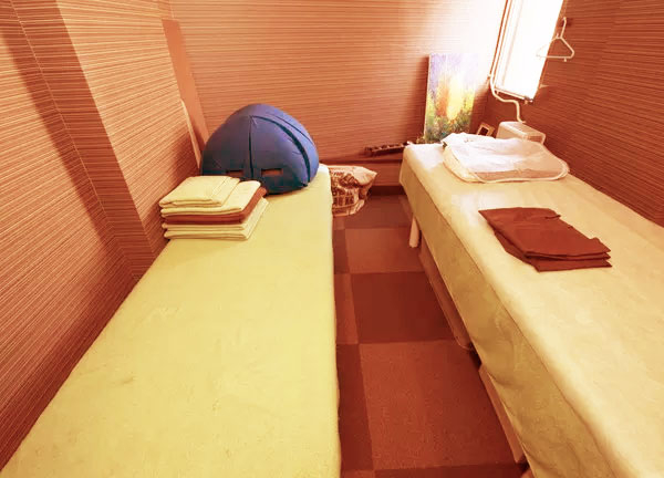 こちらの部屋で施術いたします。