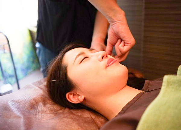 お客さまのお悩みに応じた施術をしています。