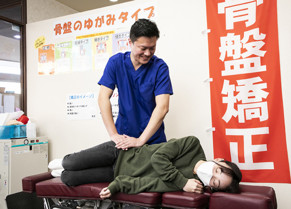 骨盤のゆがみを調整します。