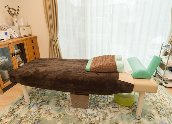 美容整体　リ・フレッシュ(細部に気を使った施術台です)