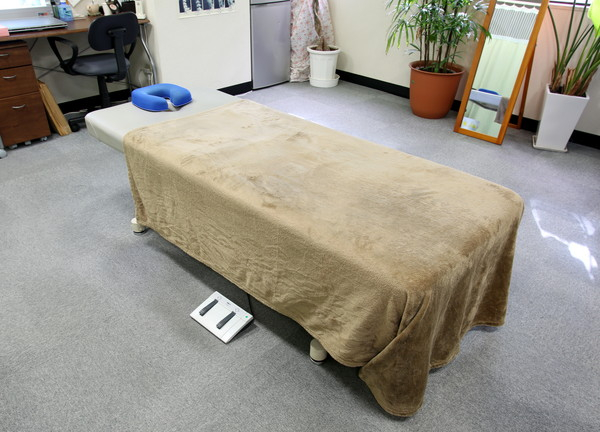 長野カイロプラクティック 博多院(こちらのベットにて施術を行います)