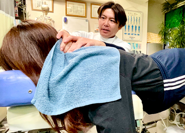長野カイロプラクティック 博多院(特殊なベットで妊婦さんも不安なくうつぶせ寝での施術が可能です)