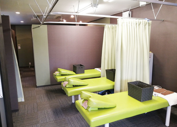 リカバリー整骨院　二日市院【鍼灸】(施術中はカーテンで仕切り、プライバシーに配慮しております)