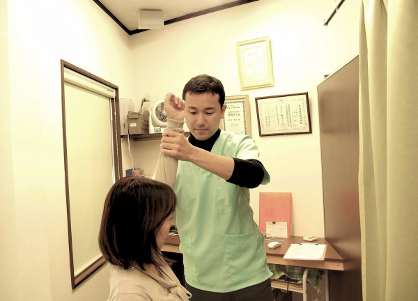 リカバリー整骨院　二日市院【鍼灸】(施術前に状態確認します)