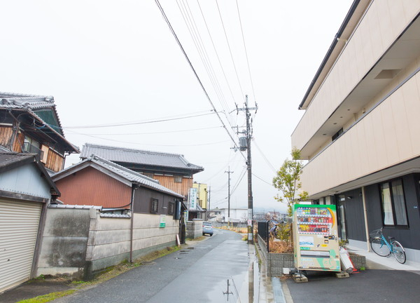なかよし施術院(角を曲がるとなかよし施術院の看板が見えます)
