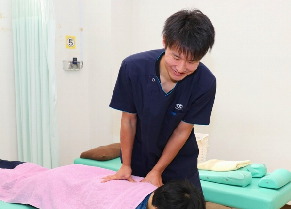 淵野辺駅北口接骨院(硬くなった筋肉をほぐしていきます。痛みの少ないソフトな施術です。)