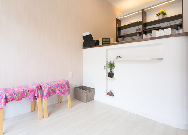 美ゅら接骨院(入ってすぐの明るい待合室です)