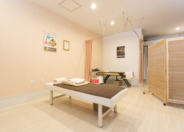 美ゅら接骨院(こちらが当施設の施術室です)