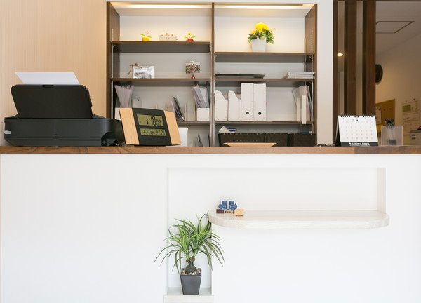 美ゅら接骨院(すっきりとモダンな受付です)