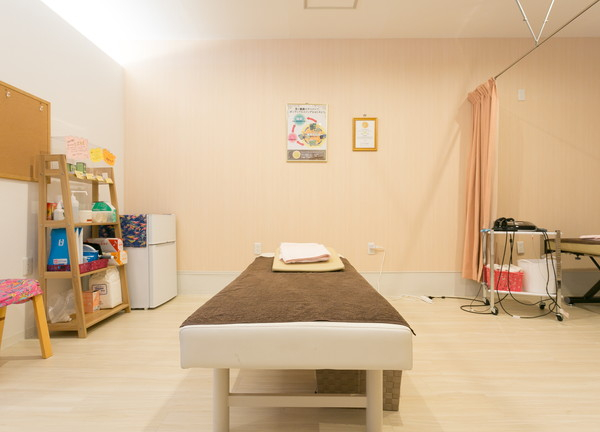 美ゅら接骨院(こちらが施術用のベッドです)