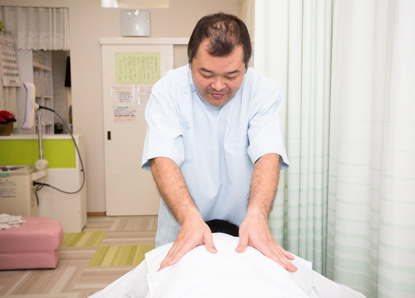 中国式気功整体院　Re+リ・プラス(肩へゆっくりアプローチしています。)