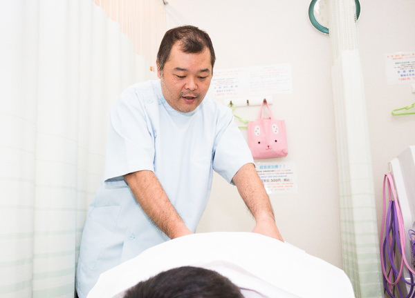 中国式気功整体院　Re+リ・プラス(腰への施術を行っています。)