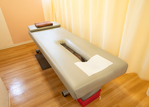 あい鍼灸院・接骨院　八戸ノ里駅院(施術ベッドです。)