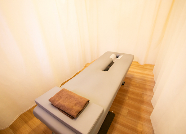 あい鍼灸院・接骨院　八戸ノ里駅院(施術中はカーテンで仕切れます。)