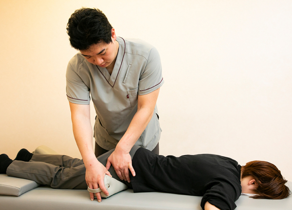 あい鍼灸院・接骨院　八戸ノ里駅院(お客様の体重を利用した矯正施術で骨盤を整えます)