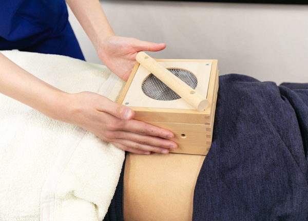 灸で身体を温めます。