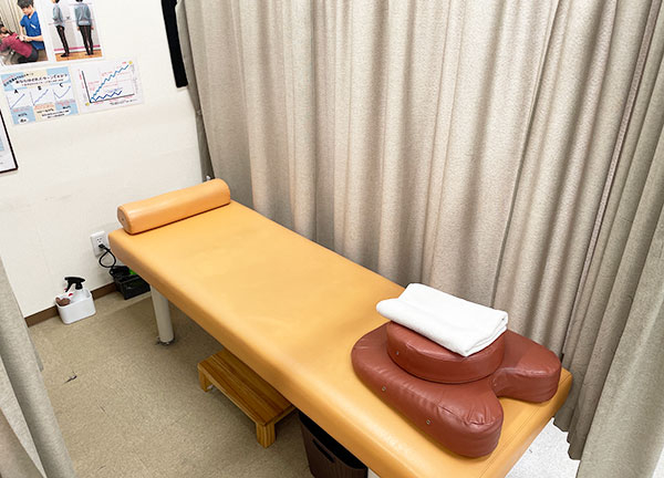 施術中はカーテンで仕切っております。