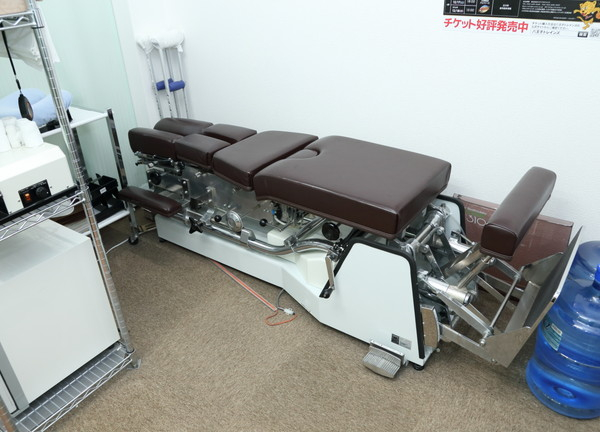 にしはち健幸堂鍼灸・接骨院(背筋を伸ばす施術器具)