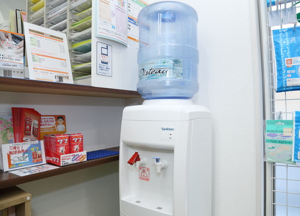 にしはち健幸堂鍼灸・接骨院(待ち時間に飲めるウォーターサーバー)