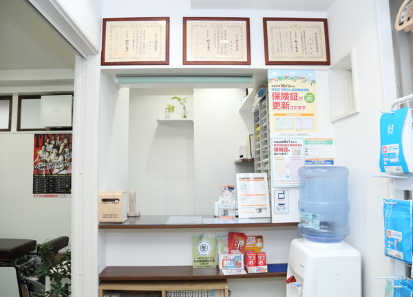 にしはち健幸堂鍼灸・接骨院(清潔感を重視している受付)