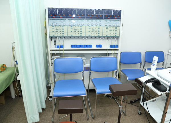 にしはち健幸堂鍼灸・接骨院(痛みに合わせた設備を使用します)