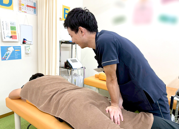 むげん整骨院・鍼灸院　近江八幡(深部マッサージでは、筋肉や腱などに摩擦刺激を与えていきます。)