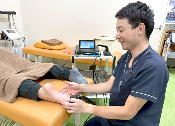 むげん整骨院・鍼灸院　近江八幡(施術機器を使用した施術で硬くなった筋肉をほぐしていきます。)