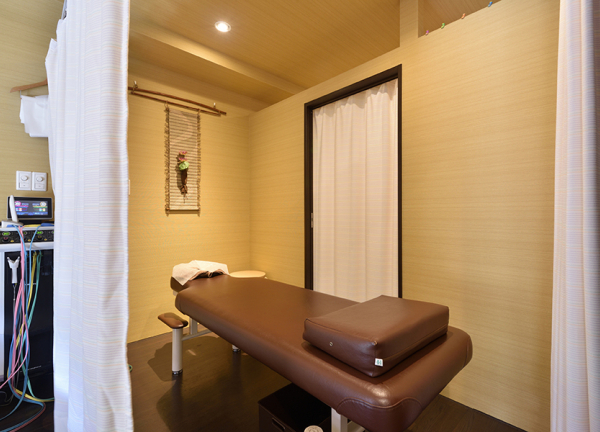 巣鴨総合治療院・整骨院　八広院(施術中はカーテンで仕切れます。)