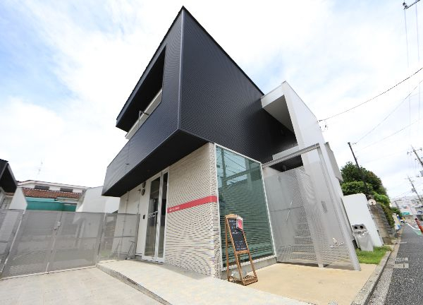 当施設の外観です。静かな住宅街にあります。