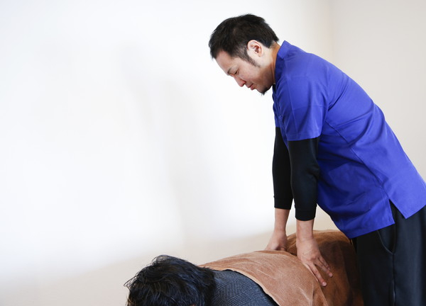 ぬの整骨院(施設長による施術風景)