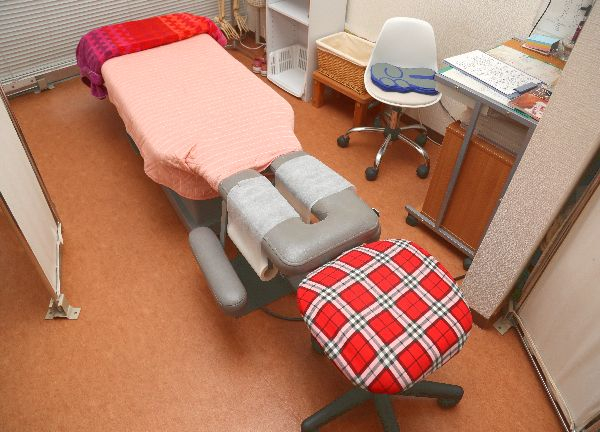 カイロプラティカドルチェレディース(当施設で使用している施術台です。)
