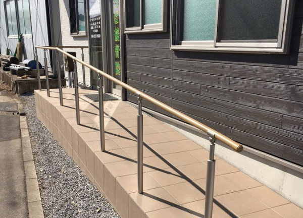 みつば接骨院(お店入口まではスロープ仕様になっています。)