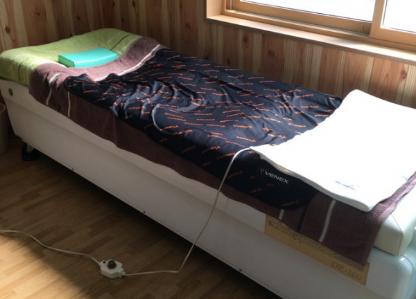 みつば接骨院(施術で使用するものも施設内の雰囲気を崩さない工夫をしています。)