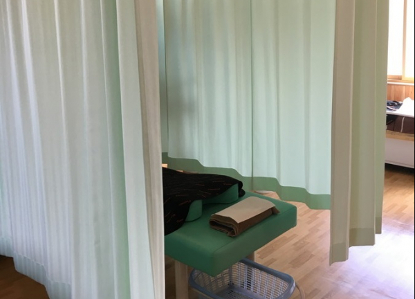 みつば接骨院(施術ベッドはカーテンで仕切れるようになっています。)