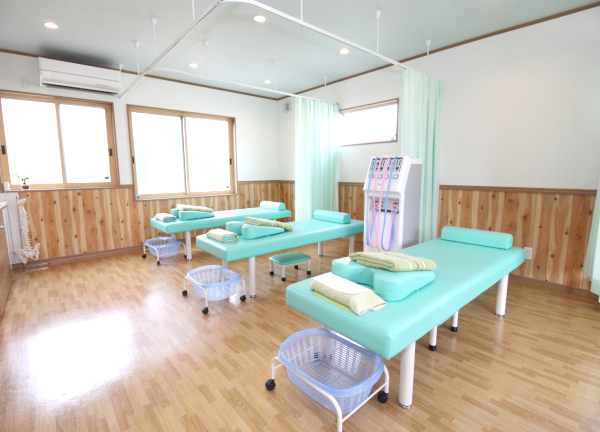 みつば接骨院(施術スペースは広々としています。)