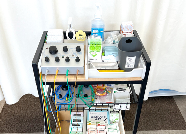 むげん整骨院・鍼灸院 大津膳所(施術で使用する機器や、鍼を準備しています。)