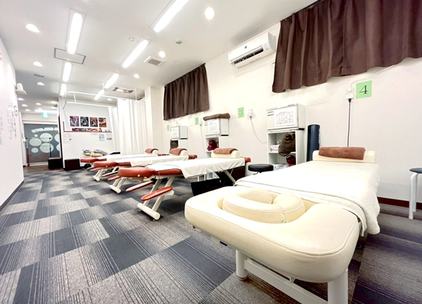 ひだまり整骨院　沢ノ町院【鍼灸】(プライバシーに配慮しカーテンで仕切れる施術台もご用意しています。)