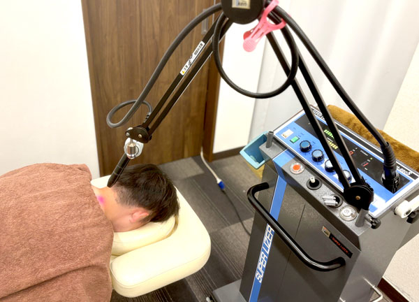 ひだまり整骨院　沢ノ町院【鍼灸】( 不調のある部位に近赤外線を当てることでこりや痛みの緩和を目指します。)